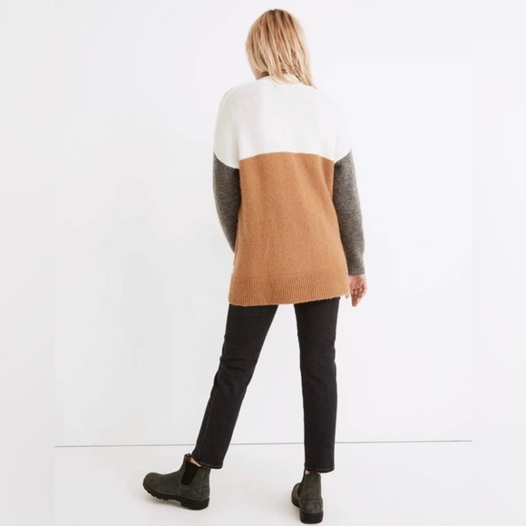 Madewell Allston Double-Button Cardigan
Sweater in Colorblock - Picture 2 of 7